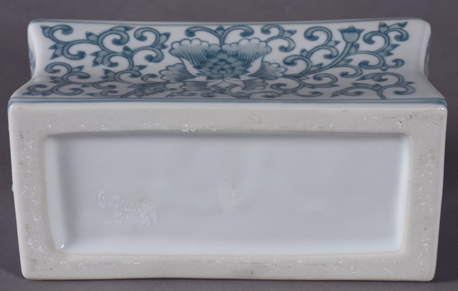 Caixa de porcelana branca decorada com guirlandas florais na cor azul. - foto 4 de 5