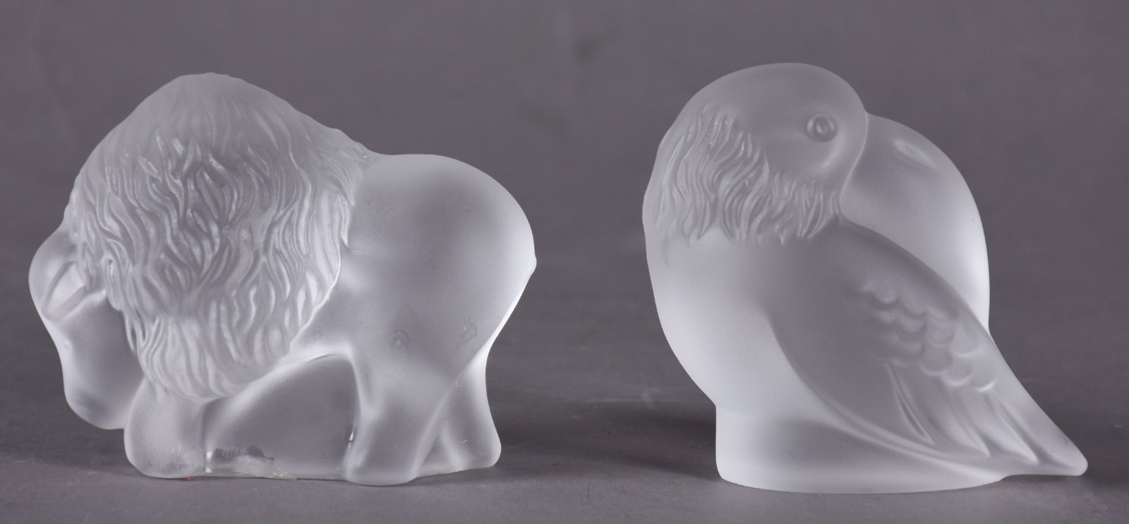 Duas estatuetas de cristal acetinado representando bisão e tucano. - foto 1 de 3