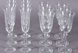 Conjunto de cristal da Bohemia composto de 6 ta... - Conjunto de cristal da Bohemia composto de 6 taças para vinho tinto e 6 flutes para champagne, lavrados com guirlandas.