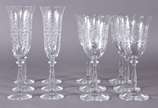 Conjunto de cristal da Bohemia composto de 6 ta... - Conjunto de cristal da Bohemia composto de 6 taças para vinho tinto e 6 flutes para champagne, lavrados com guirlandas.