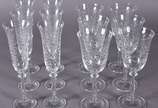 Conjunto de cristal da Bohemia composto de 6 ta... - Conjunto de cristal da Bohemia composto de 6 taças para vinho tinto e 6 flutes para champagne, lavrados com guirlandas.