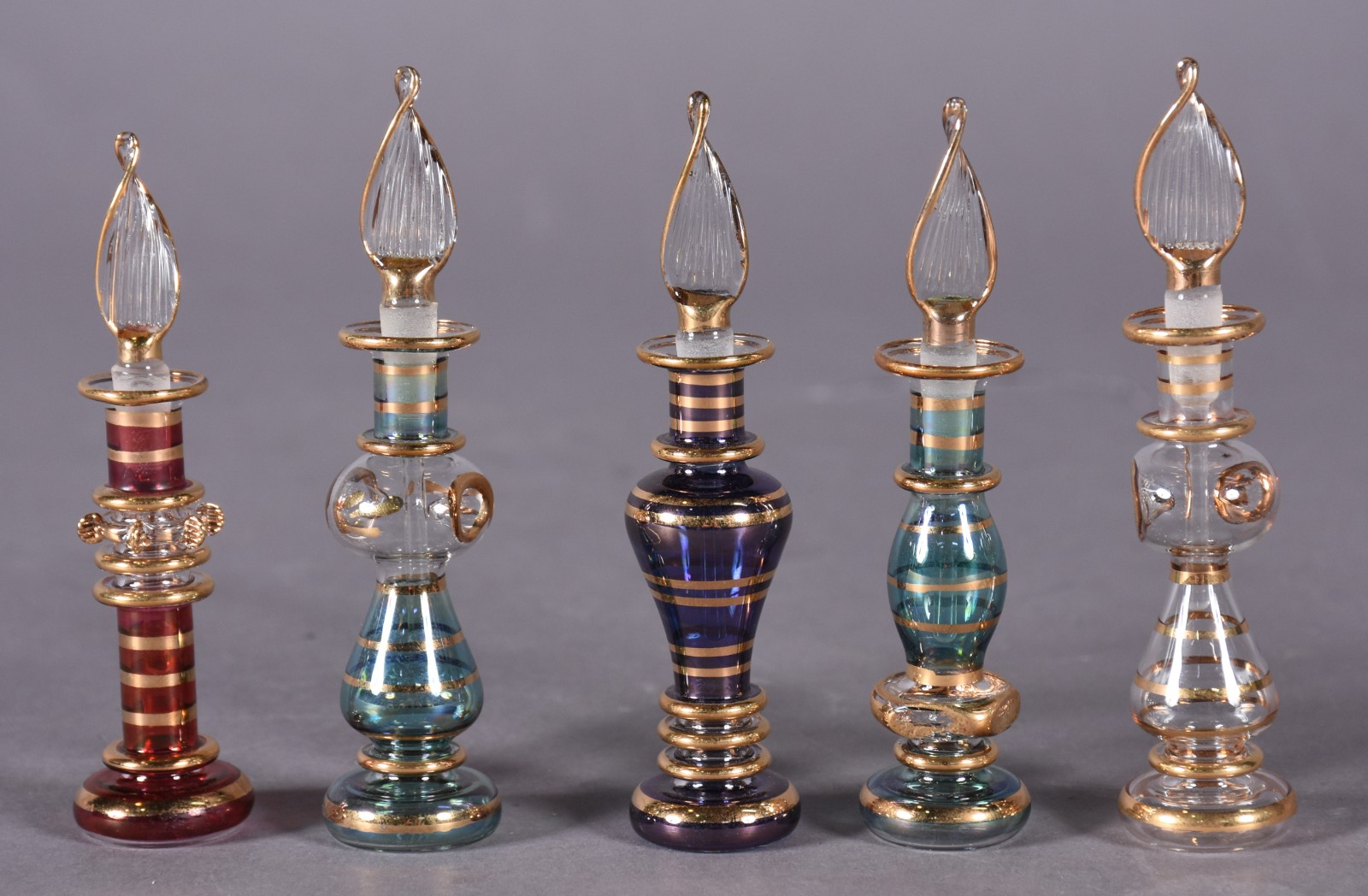 Cinco perfumeiros egípcios de cristal com detalhes em dourado. - foto 1 de 3