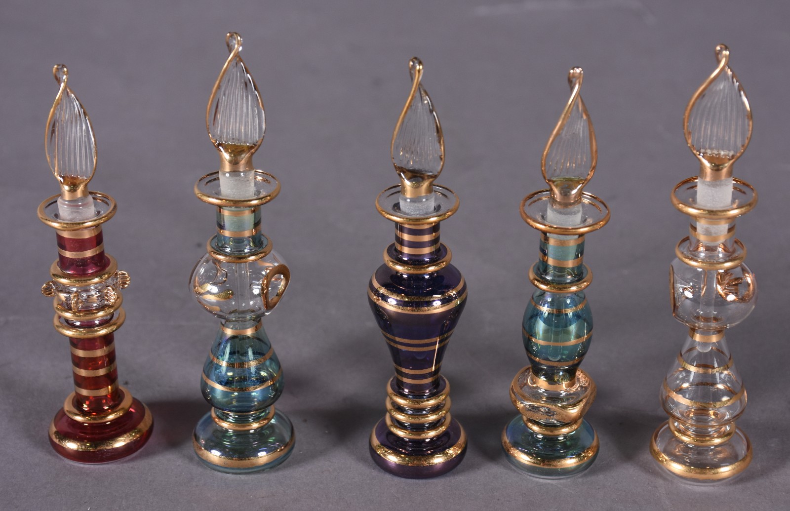 Cinco perfumeiros egípcios de cristal com detalhes em dourado. - foto 2 de 3