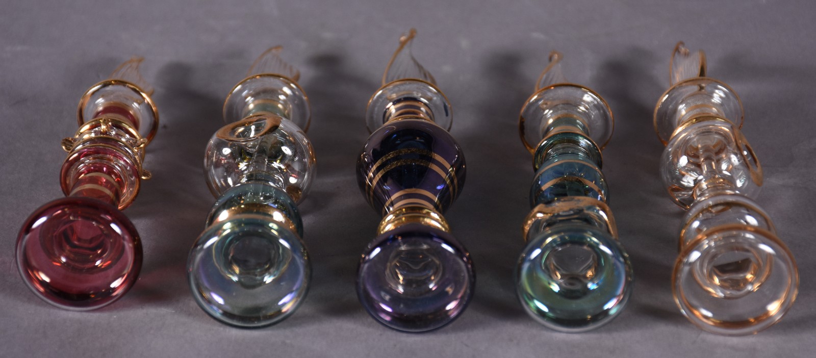 Cinco perfumeiros egípcios de cristal com detalhes em dourado. - foto 3 de 3