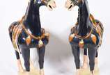 Par de grandes esculturas de cerâmica chinesa p... - Par de grandes esculturas de cerâmica chinesa policromada representando cavalos.