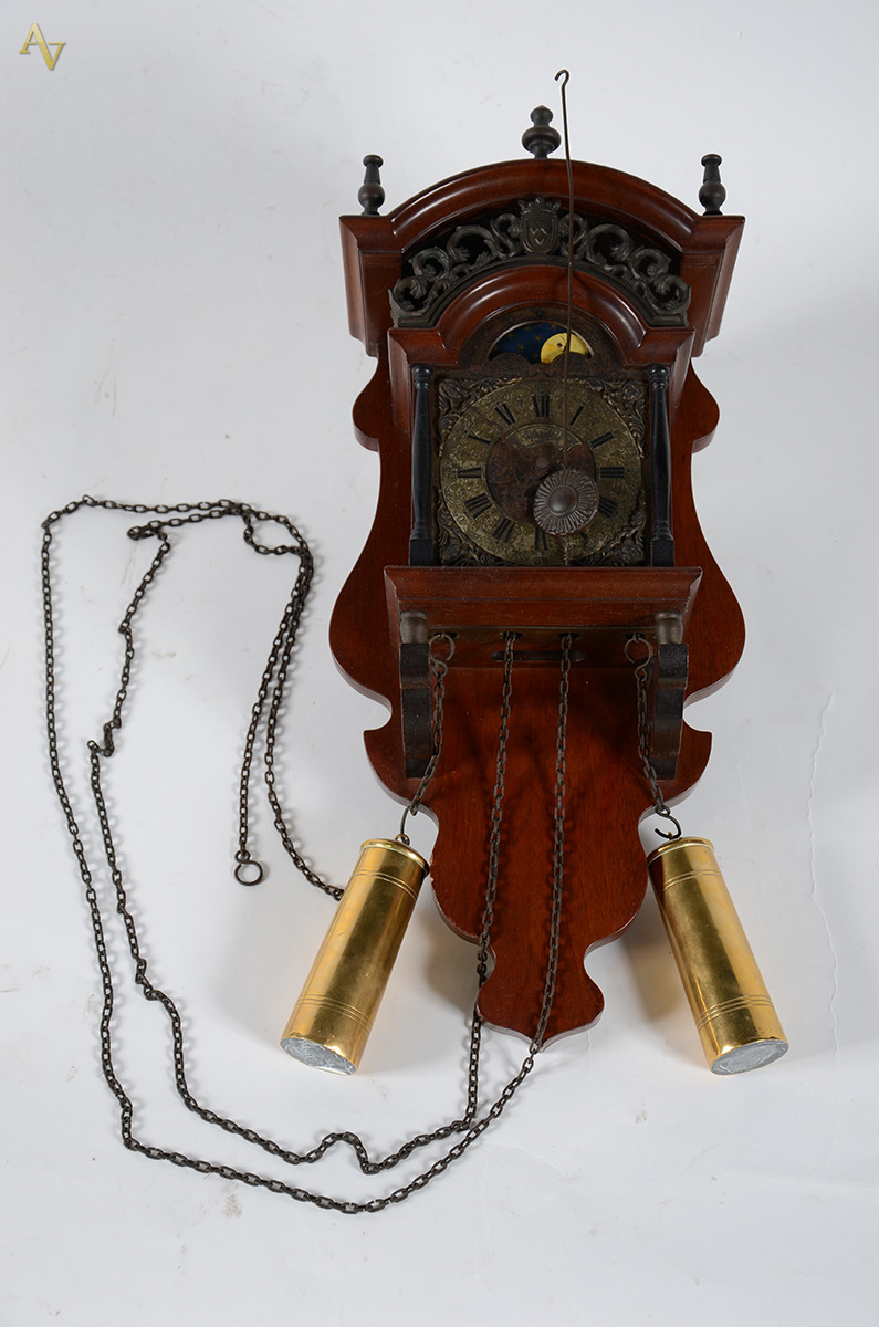 Relógio de parede holandes com caixa de madeira. Alt. 50 cm.