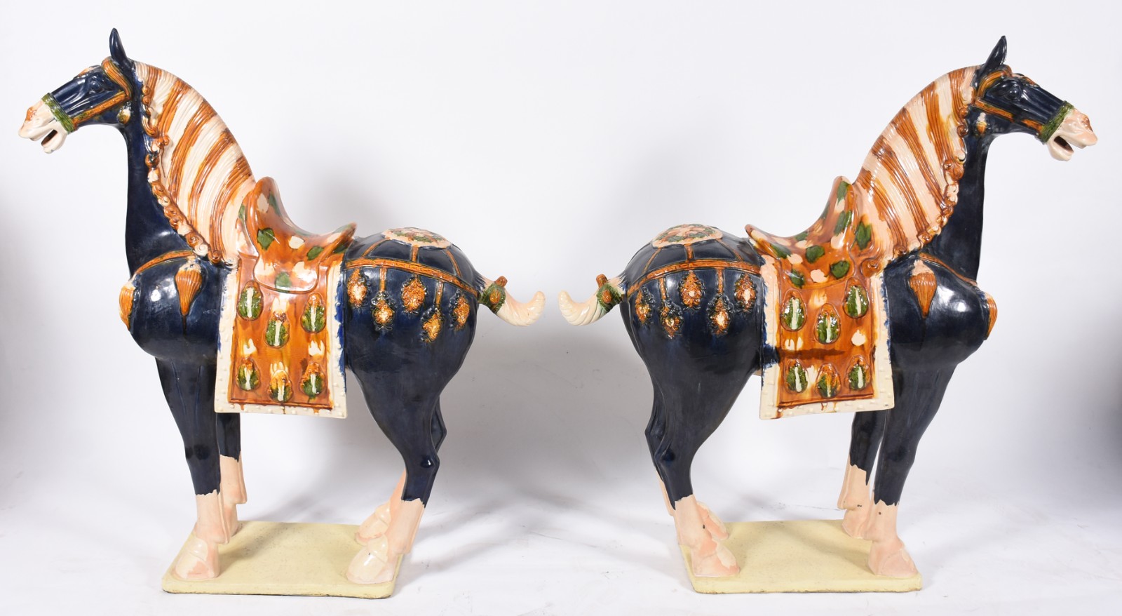 Par de grandes esculturas de cerâmica chinesa policromada... - foto 7 de 11