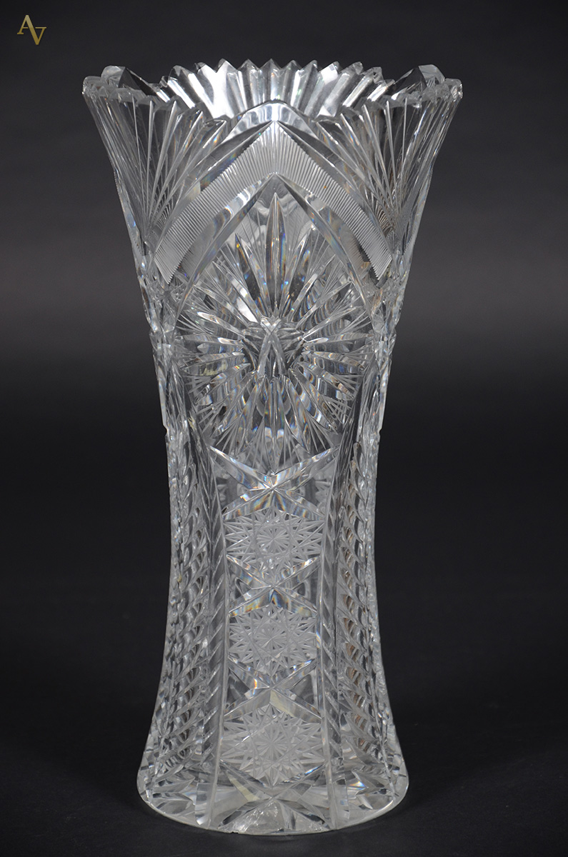 Vaso de cristal lapidado (com bicados). Altura 30 cm.