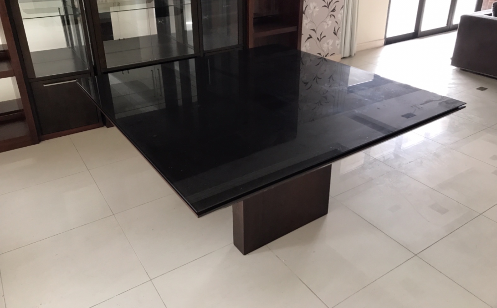 Mesa de jantar com tampo de vidro, fabricação Breton actual. Pequeno... - foto 2 de 8