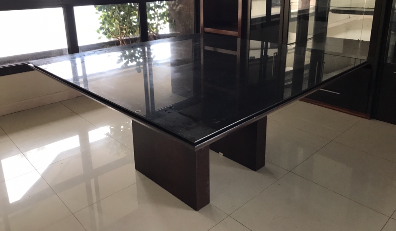 Mesa de jantar com tampo de vidro, fabricação Breton actual. Pequeno... - foto 1 de 8