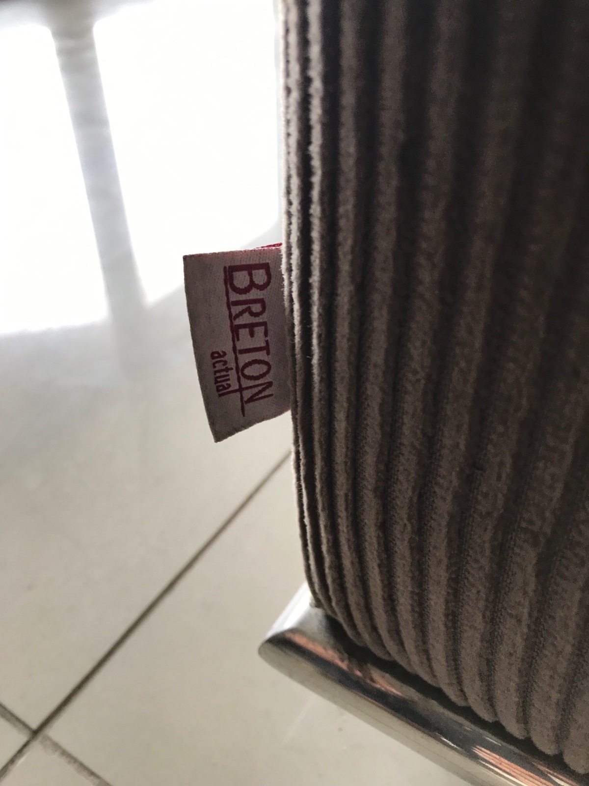 Grande Sofá estofado e forrado com tecido na cor cinza. Em muito bom... - foto 8 de 8
