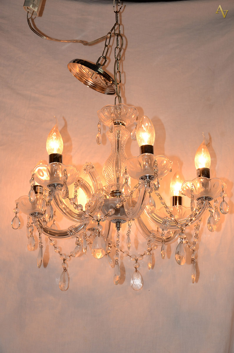 Lustre p/ 6 luzes de cristal com pingentes lapidados, alt. 42 cm.