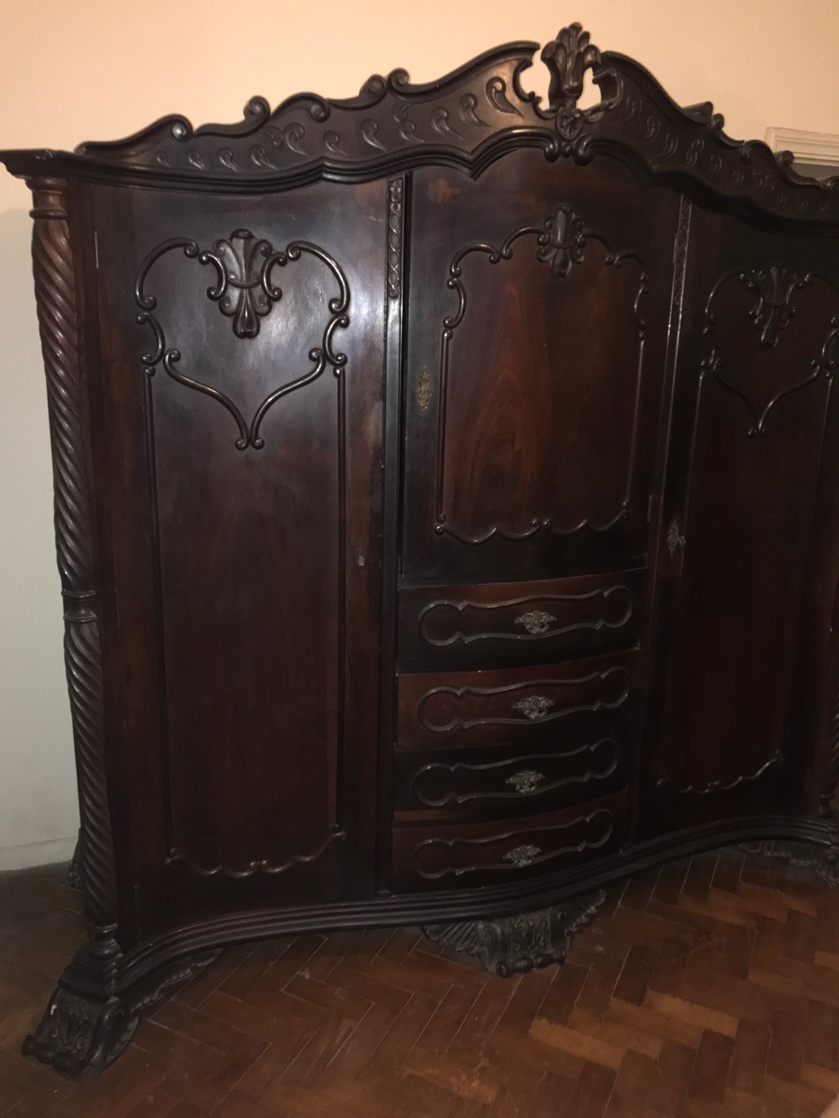 Armário de jacarandá com três portas e quatro gavetas, arremate... - foto 3 de 9