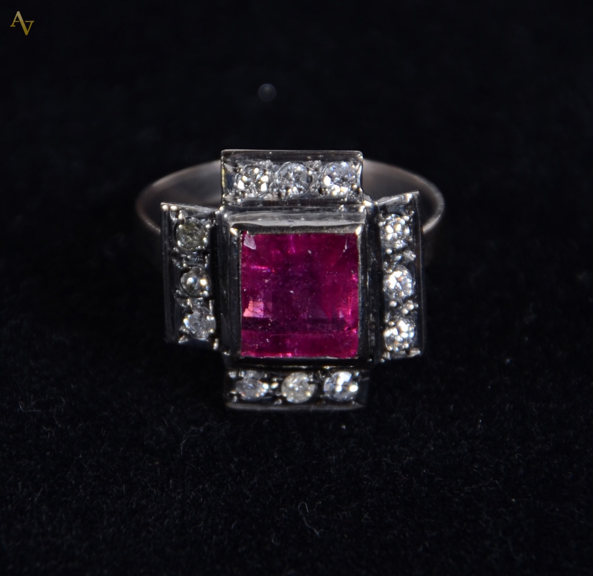 Anel ouro branco com turmalina rosa e 12 brilhantes. Peso - 3 gr.
