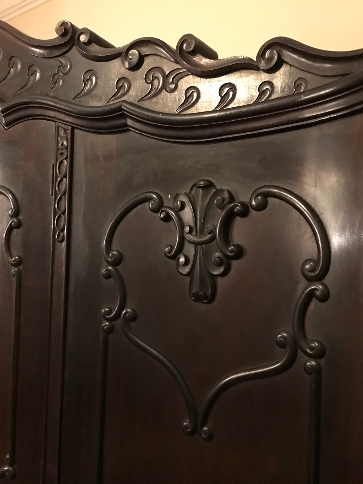 Armário de jacarandá com três portas e quatro gavetas, arremate... - foto 6 de 9