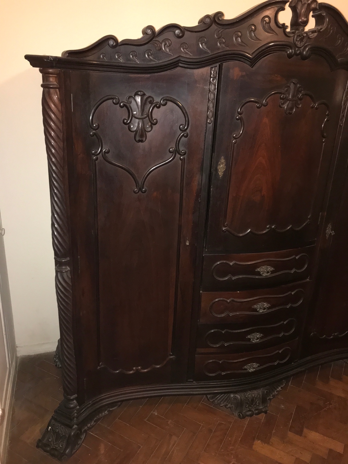 Armário de jacarandá com três portas e quatro gavetas, arremate... - foto 8 de 9