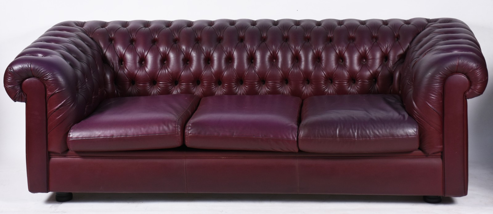 Sofá Chesterfield para tres lugares estofado em curvim vinho e... - foto 1 de 5