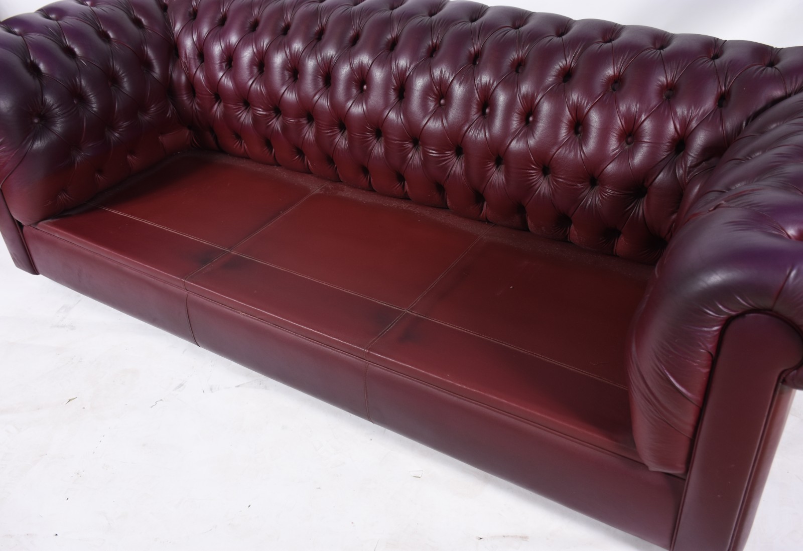 Sofá Chesterfield para tres lugares estofado em curvim vinho e... - foto 3 de 5