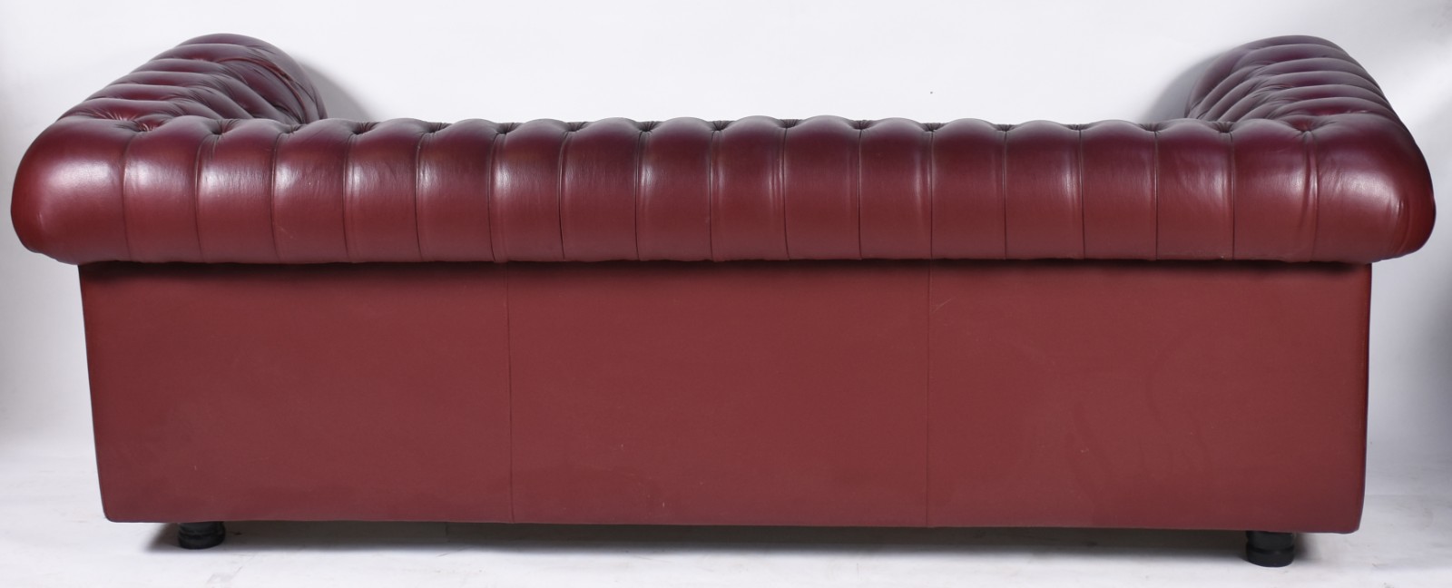 Sofá Chesterfield para tres lugares estofado em curvim vinho e... - foto 4 de 5
