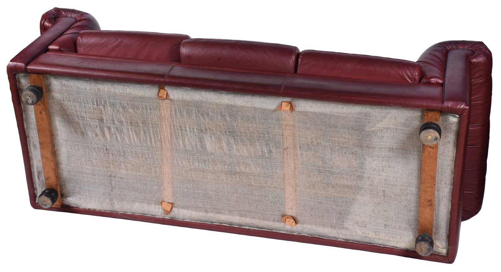 Sofá Chesterfield para tres lugares estofado em curvim vinho e... - foto 5 de 5