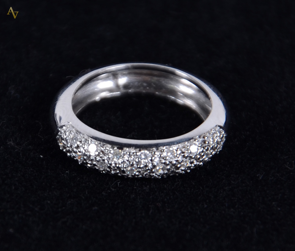 Anel d ouro branco 18 k tipo bombé com brilhantes de 0,60 carats. Aro...