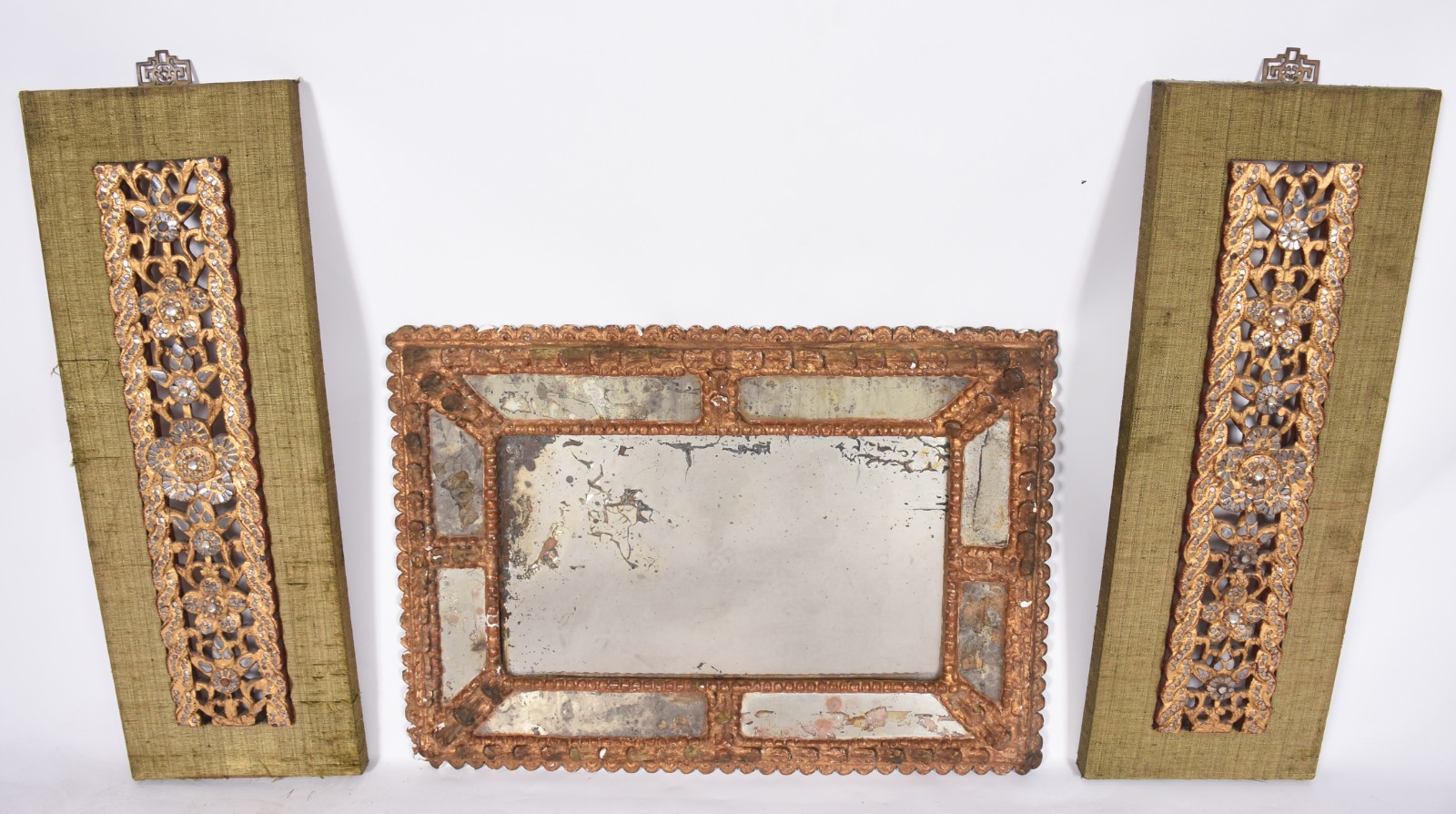 Três peças diversas, sendo espelho decorativo com moldura dourada... - foto 1 de 3