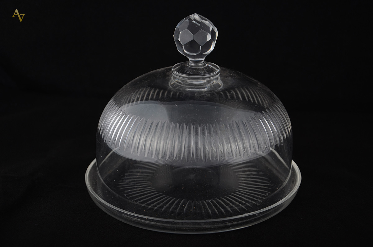 Queijeira de cristal com presentoir. Diam. 19 cm - alt 17 cm.