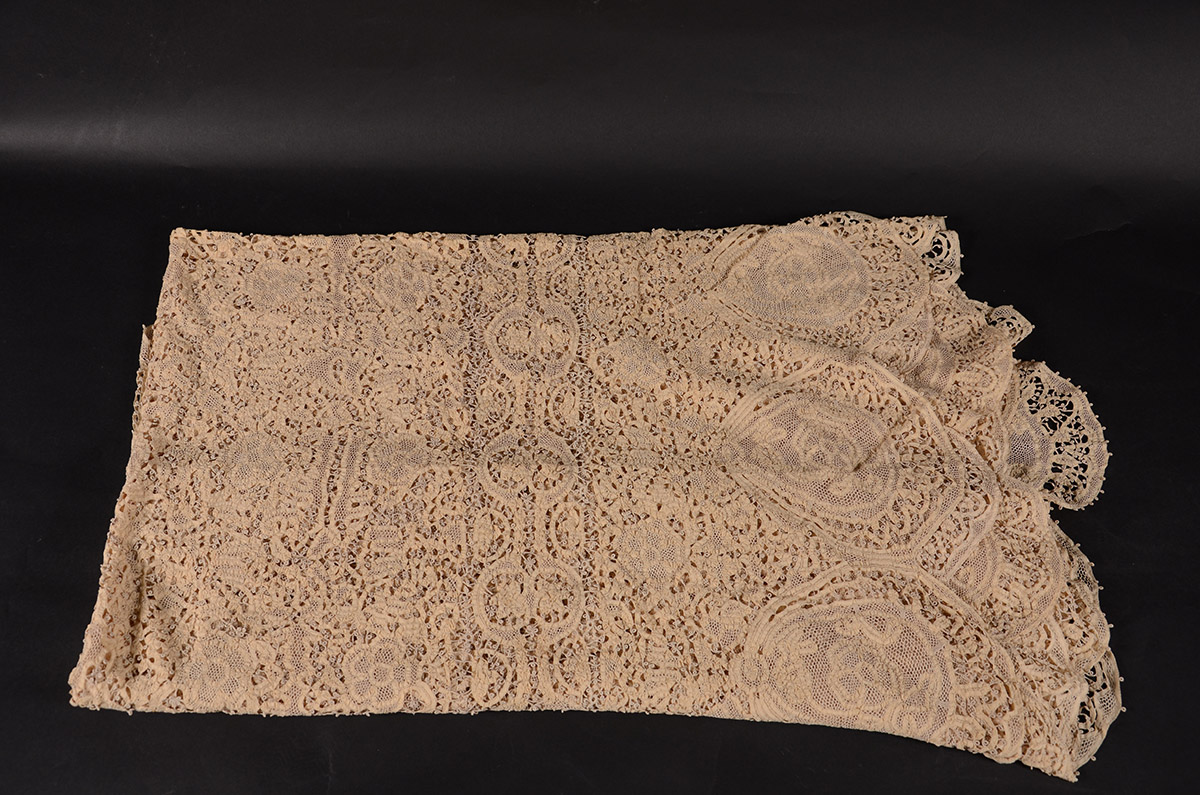 Toalha bege de renda francesa. Med. 3.60 x 1,88 m.