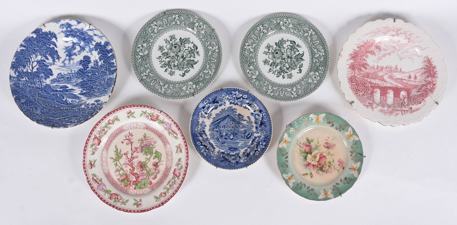 Sete pratos de porcelana de diversas decorações e procedências. - foto 1 de 2
