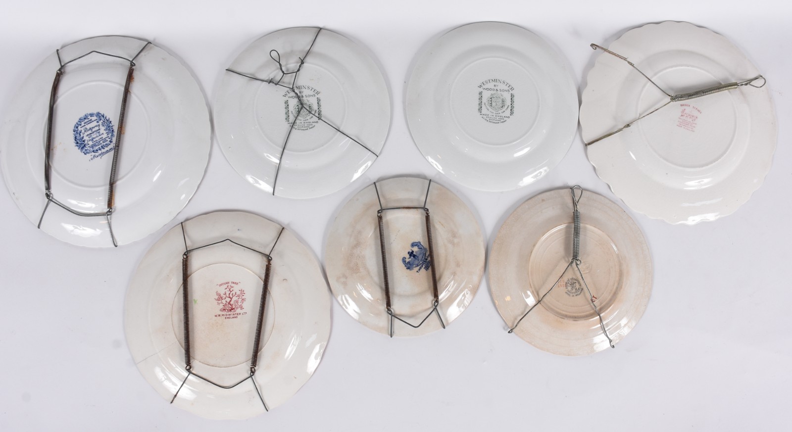 Sete pratos de porcelana de diversas decorações e procedências. - foto 2 de 2