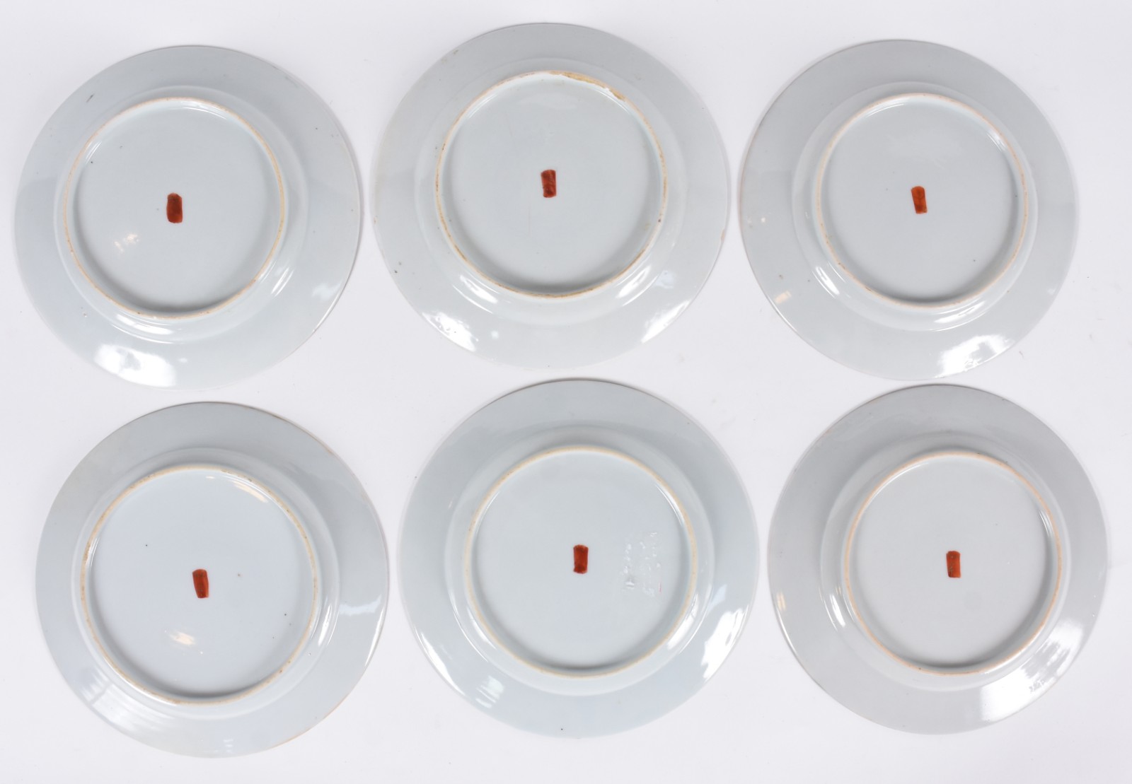 Seis pratos de porcelana oriental com cena ao centro em policromia. - foto 2 de 2