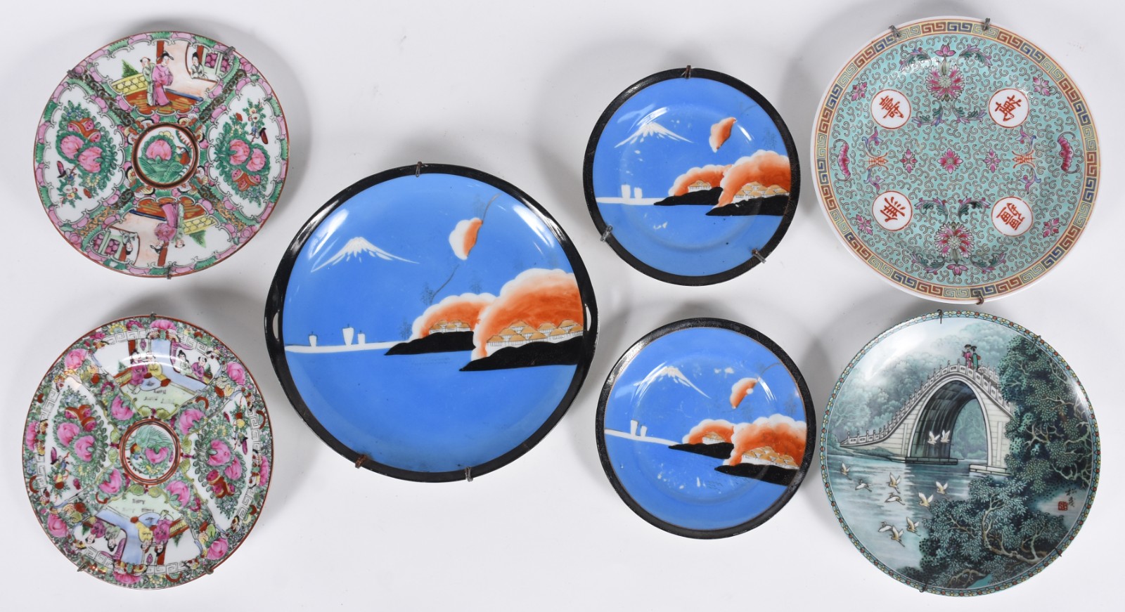 Sete pratos de porcelana de diversas procedências. - foto 1 de 2
