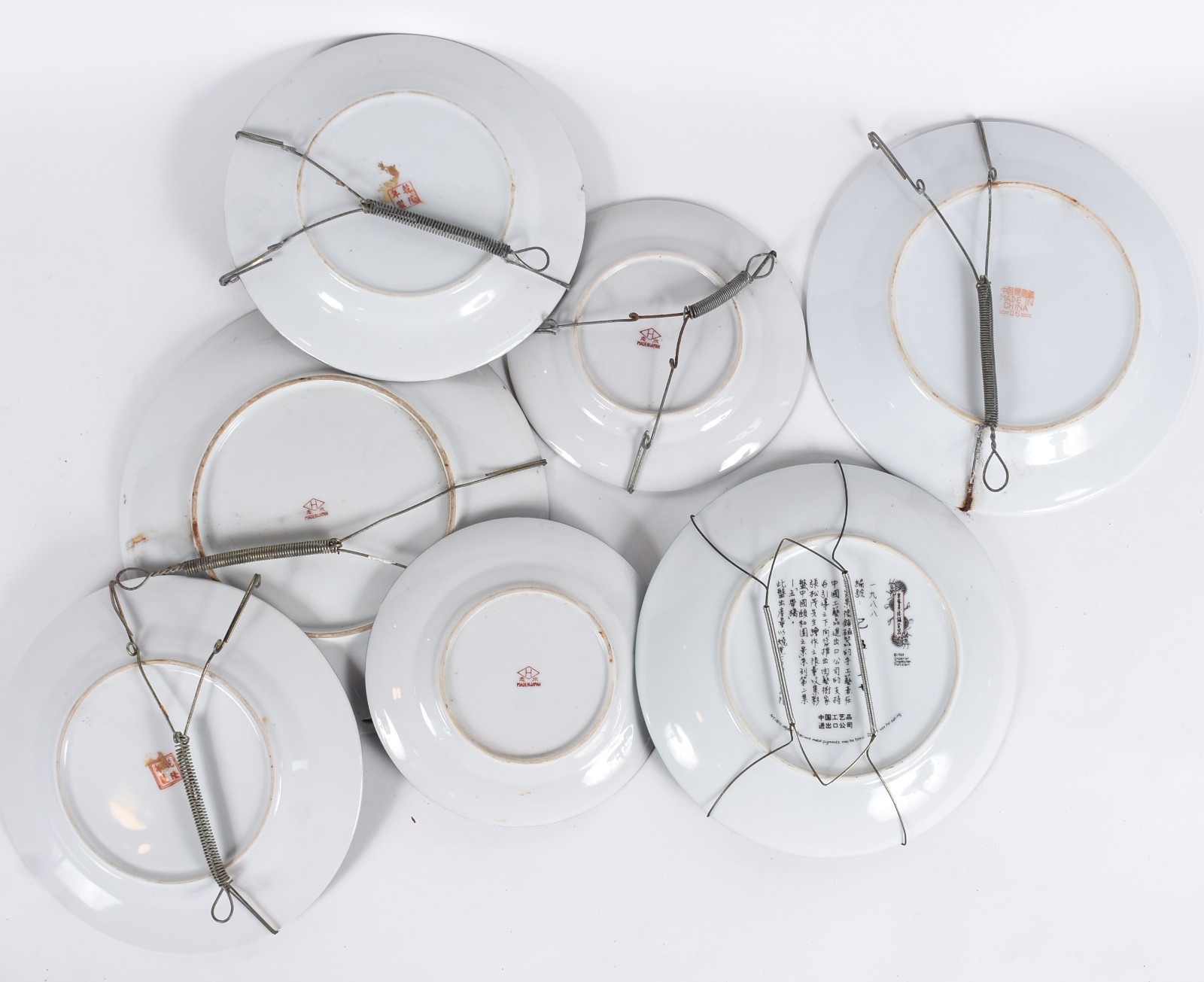 Sete pratos de porcelana de diversas procedências. - foto 2 de 2