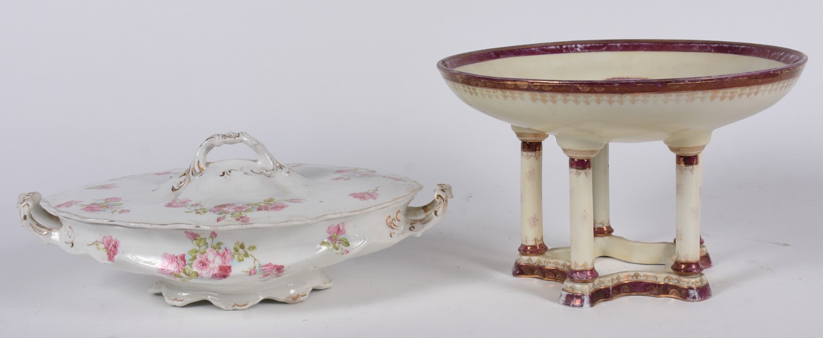 Duas peças diversas, sendo fruteira de porcelana na cor creme com... - foto 1 de 6