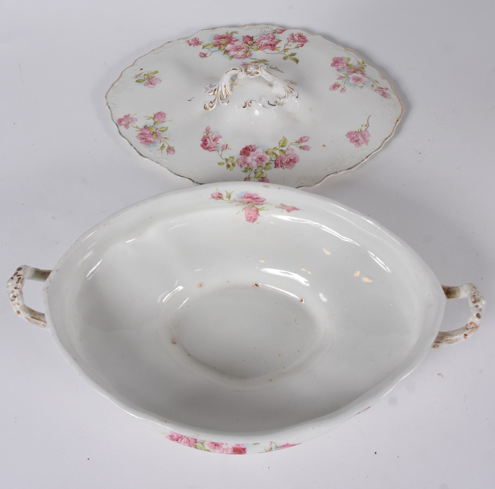 Duas peças diversas, sendo fruteira de porcelana na cor creme com... - foto 3 de 6