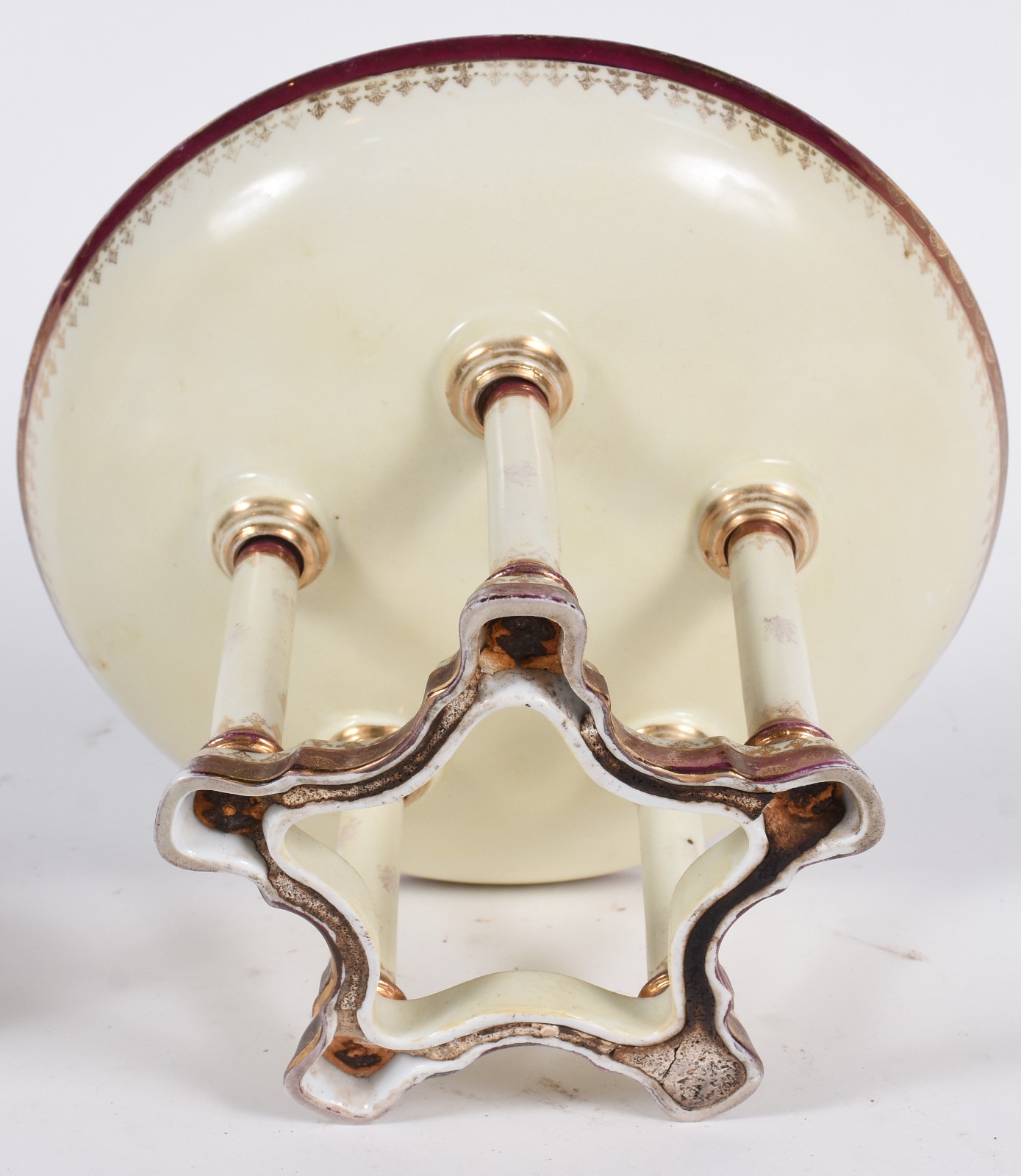 Duas peças diversas, sendo fruteira de porcelana na cor creme com... - foto 4 de 6
