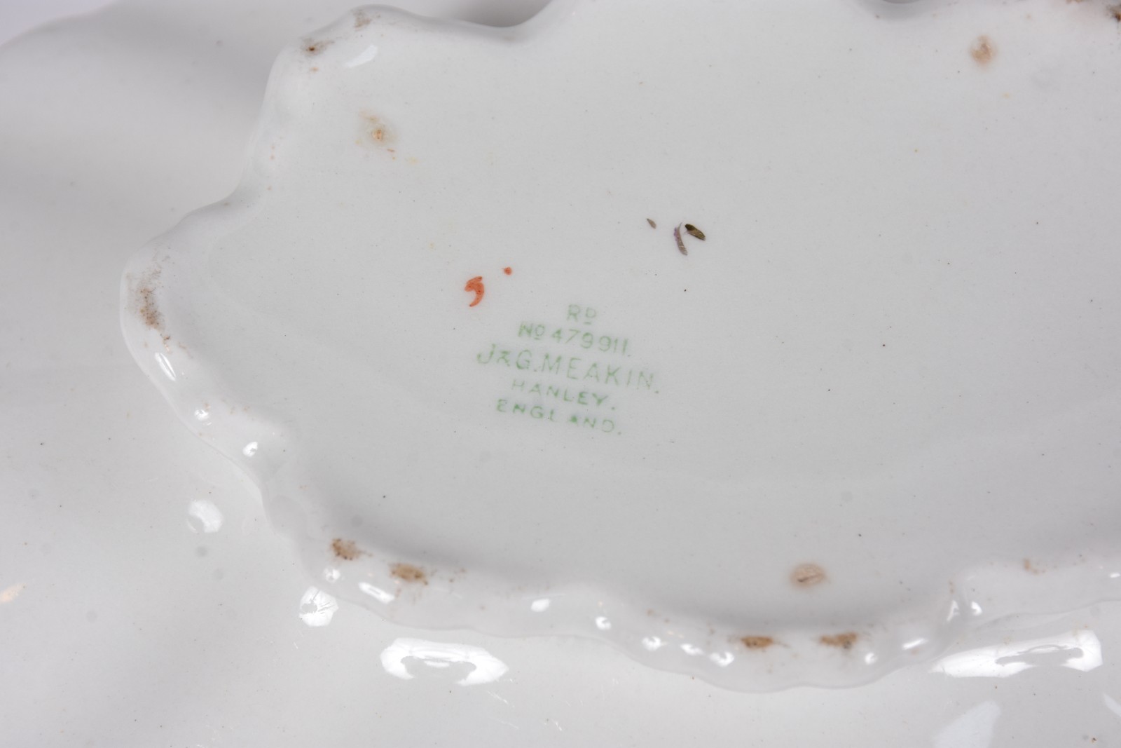 Duas peças diversas, sendo fruteira de porcelana na cor creme com... - foto 5 de 6
