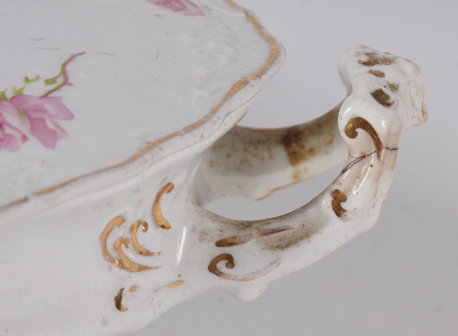 Duas peças diversas, sendo fruteira de porcelana na cor creme com... - foto 6 de 6