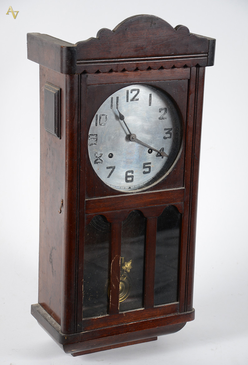 Relógio de parede com caixa de madeira e vidro. Alt. 66 cm.