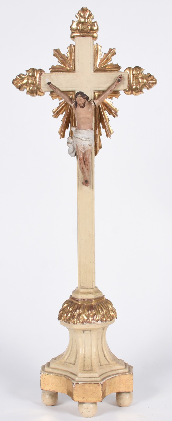 Crucifixo com figura de Cristo entalhada e policromada, realces... - foto 1 de 7