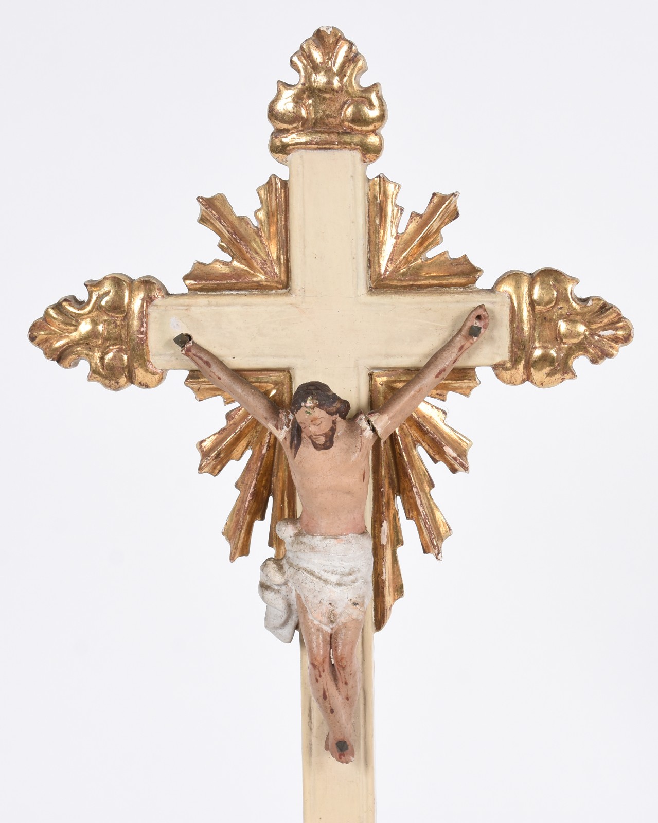 Crucifixo com figura de Cristo entalhada e policromada, realces... - foto 2 de 7