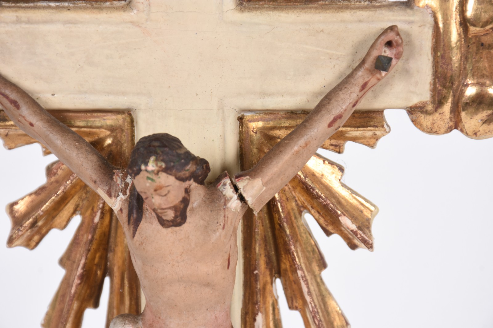Crucifixo com figura de Cristo entalhada e policromada, realces... - foto 3 de 7