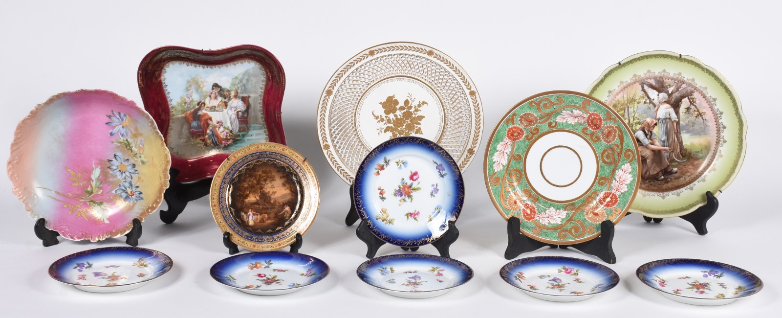 Doze peças, sendo 5 travessas e 7 pratinhos de porcelana de diversos... - foto 1 de 3