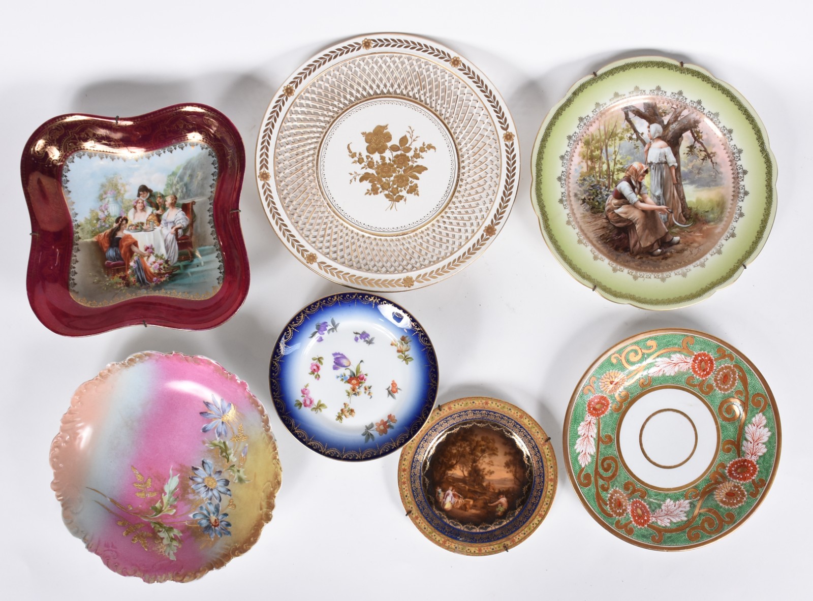 Doze peças, sendo 5 travessas e 7 pratinhos de porcelana de diversos... - foto 2 de 3