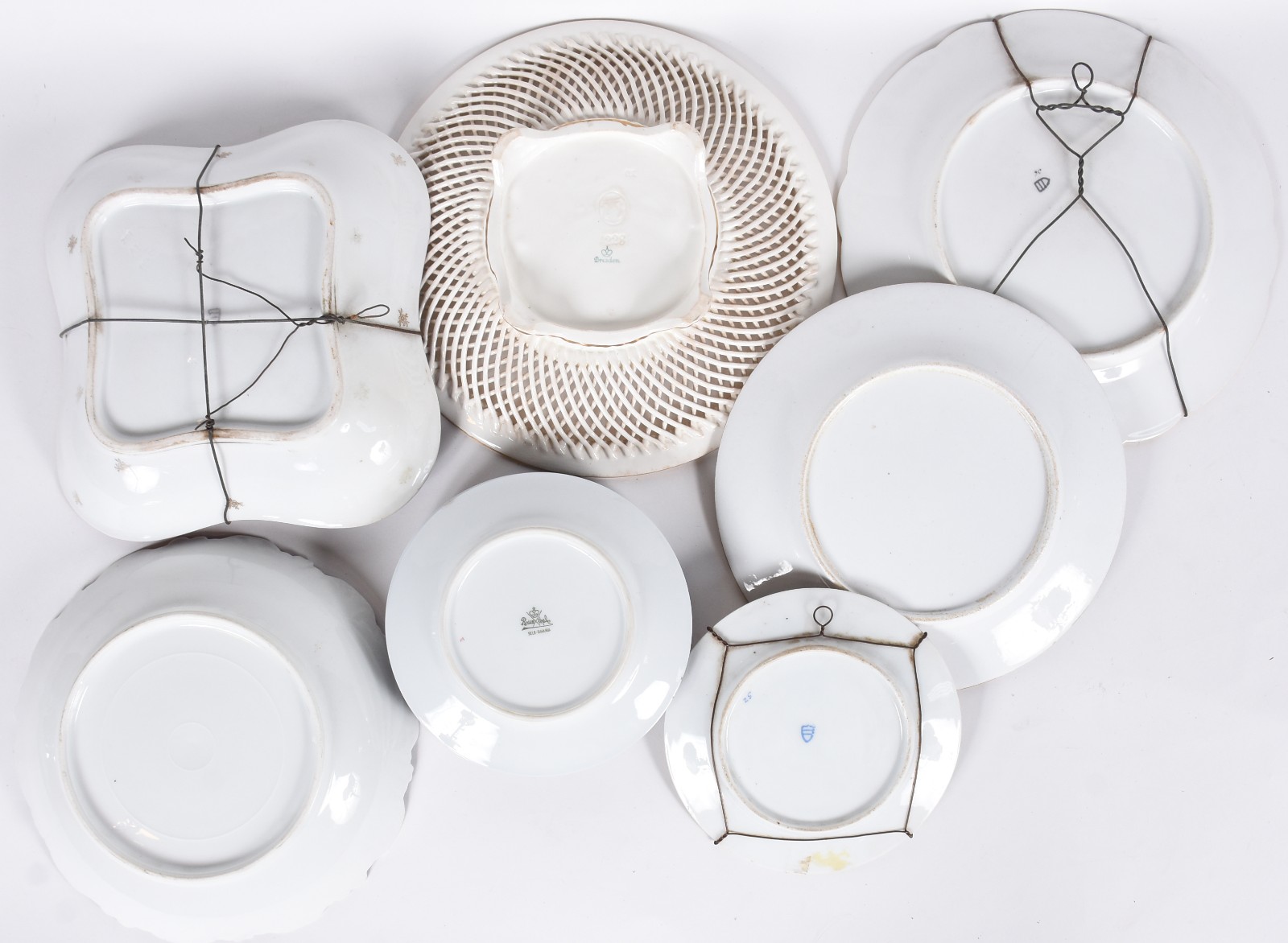 Doze peças, sendo 5 travessas e 7 pratinhos de porcelana de diversos... - foto 3 de 3