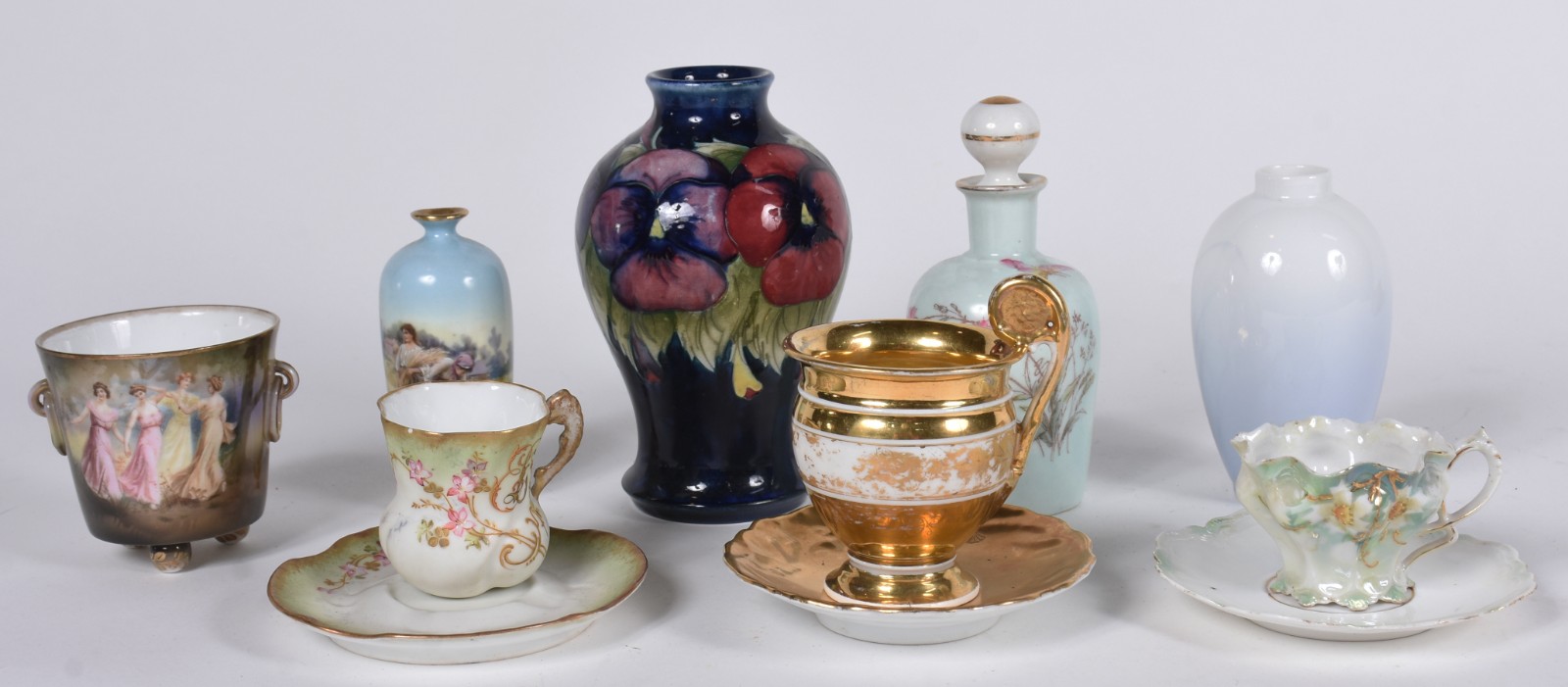 Diversas peças, sendo 3 xícaras com pires, sendo uma de porcelana... - foto 1 de 6