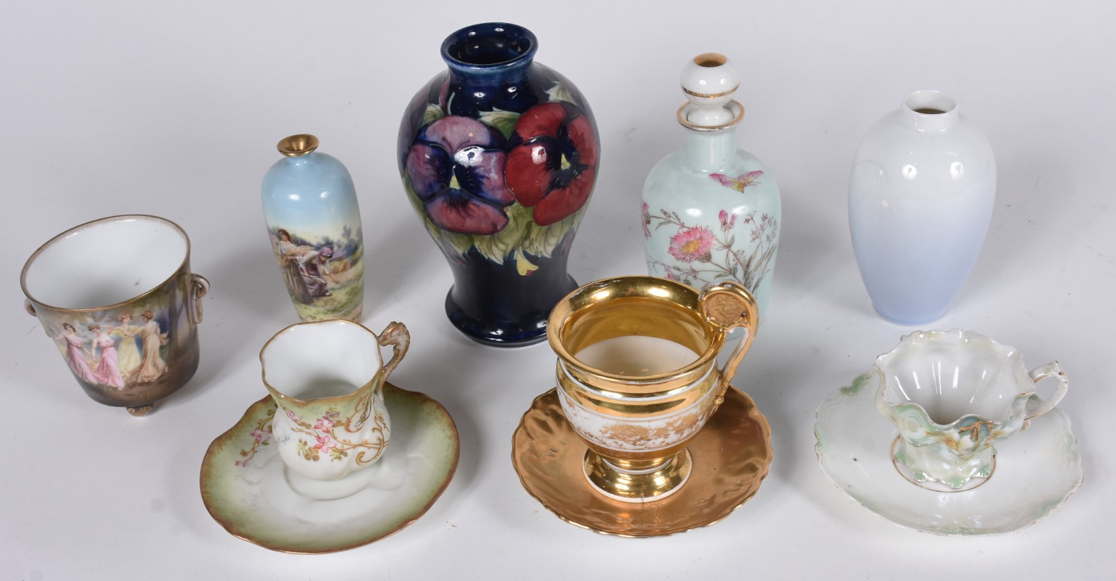 Diversas peças, sendo 3 xícaras com pires, sendo uma de porcelana... - foto 2 de 6