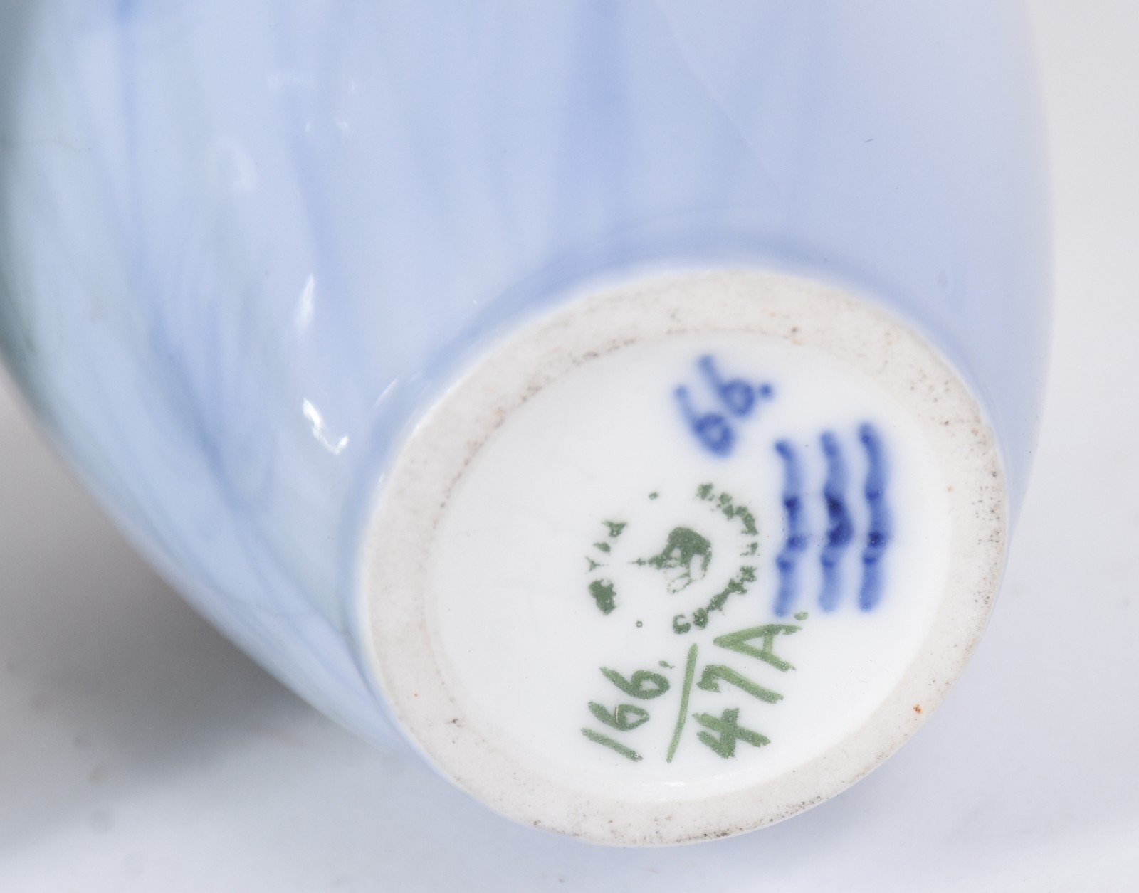 Diversas peças, sendo 3 xícaras com pires, sendo uma de porcelana... - foto 4 de 6