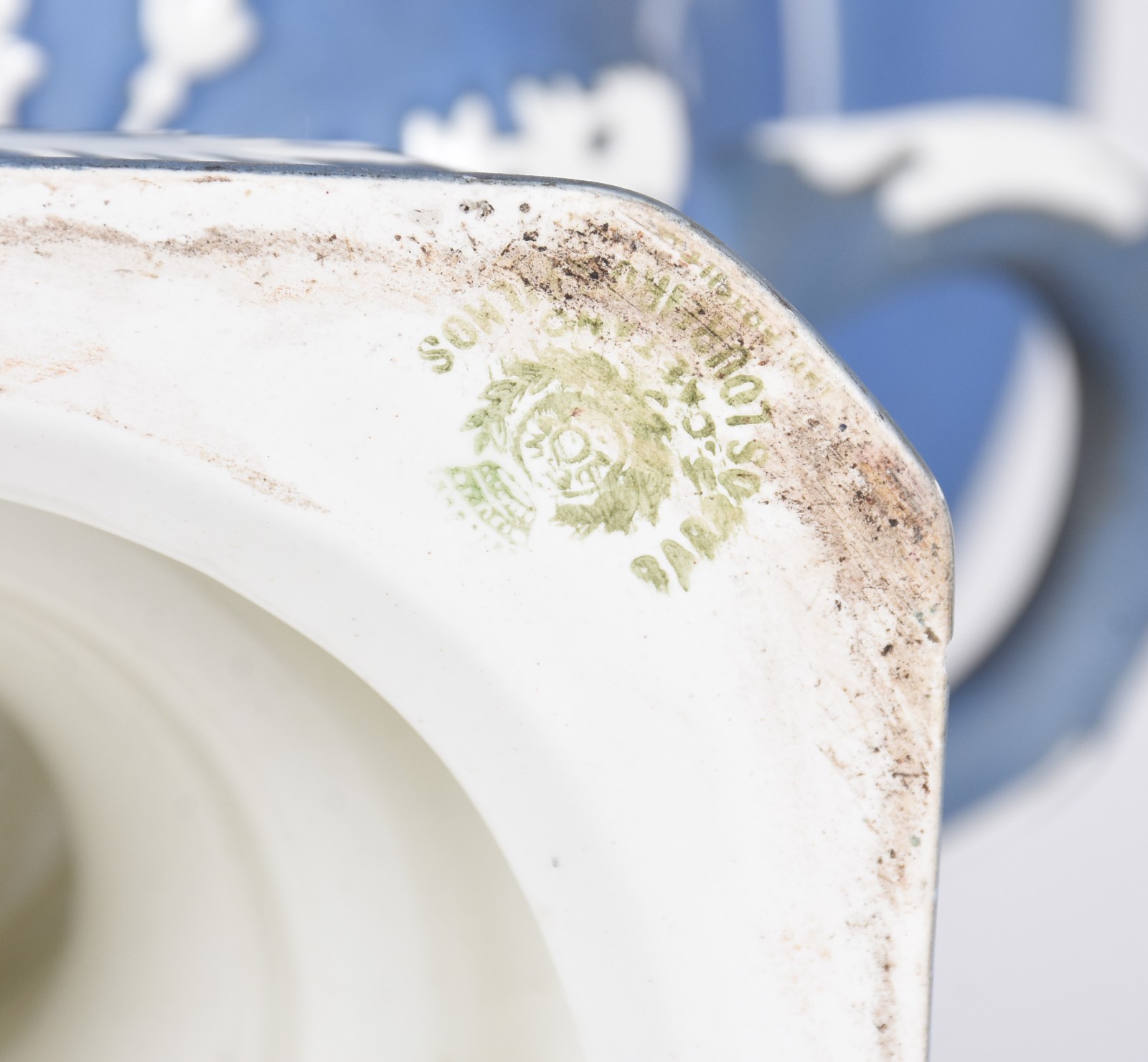 Dois cachepots, sendo um azul e branco da marca São Caetano... - foto 8 de 9