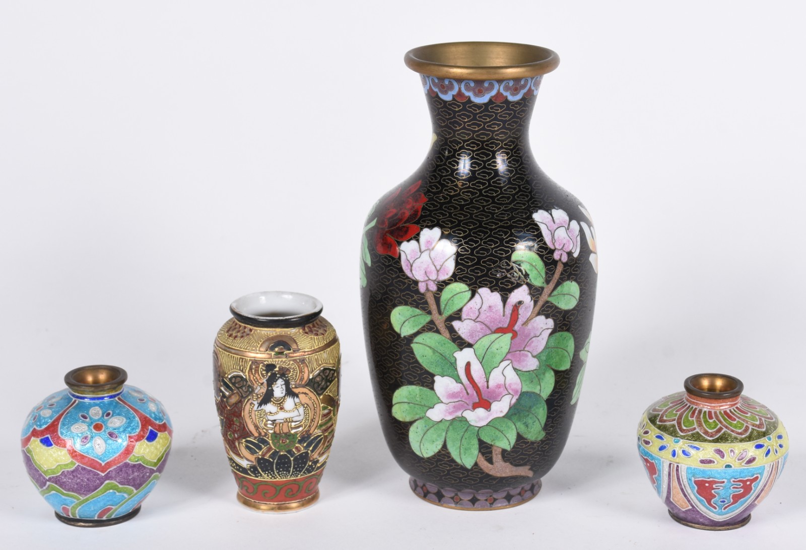 Quatro vasos orientais diversos, sendo um maior de cloisone floral em... - foto 1 de 2